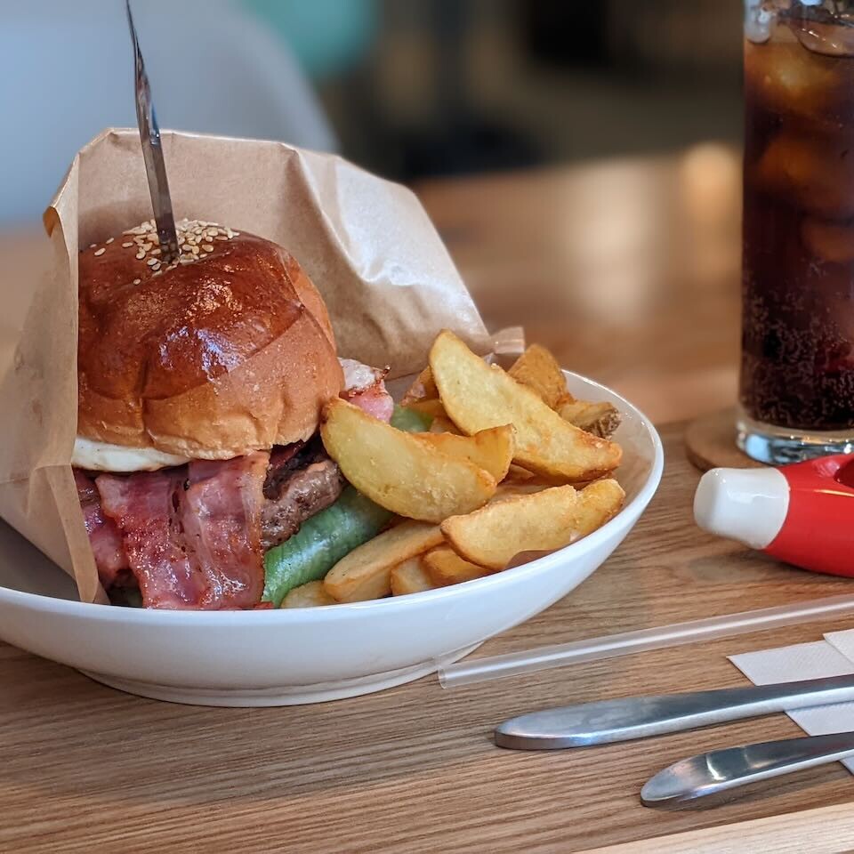 大西に新たにカフェバー「ウープス」が4月4日にOPEN！バーガーの存在感