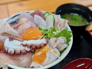 鱗　オープン　海鮮丼　接写2