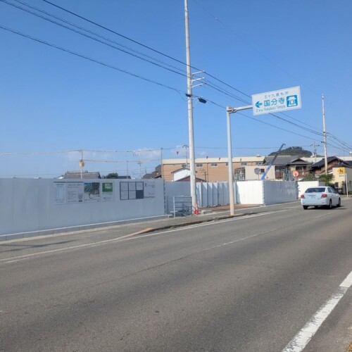 ドラッグストアmac 工事中看板　遠め