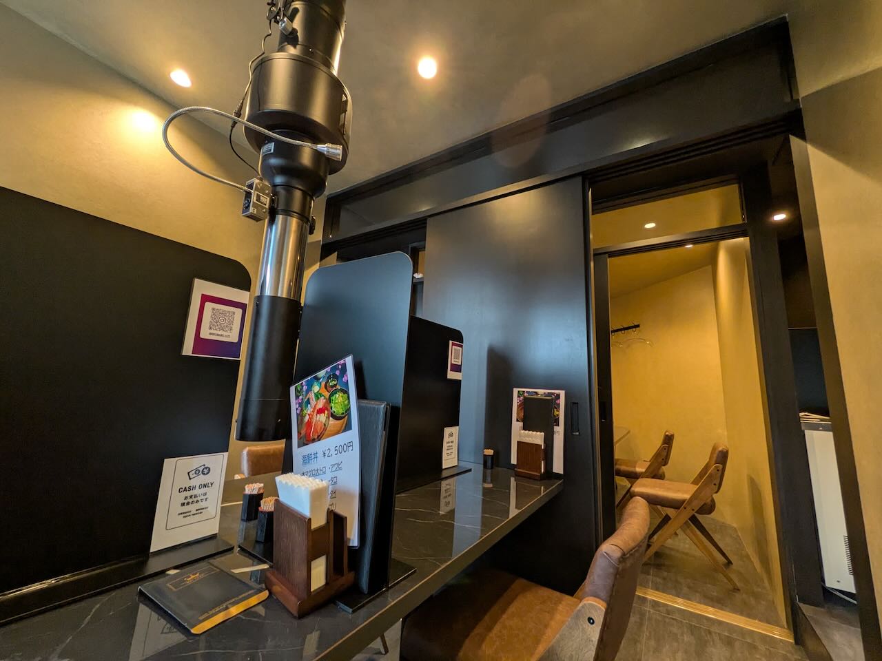 肉丸　店内　座席