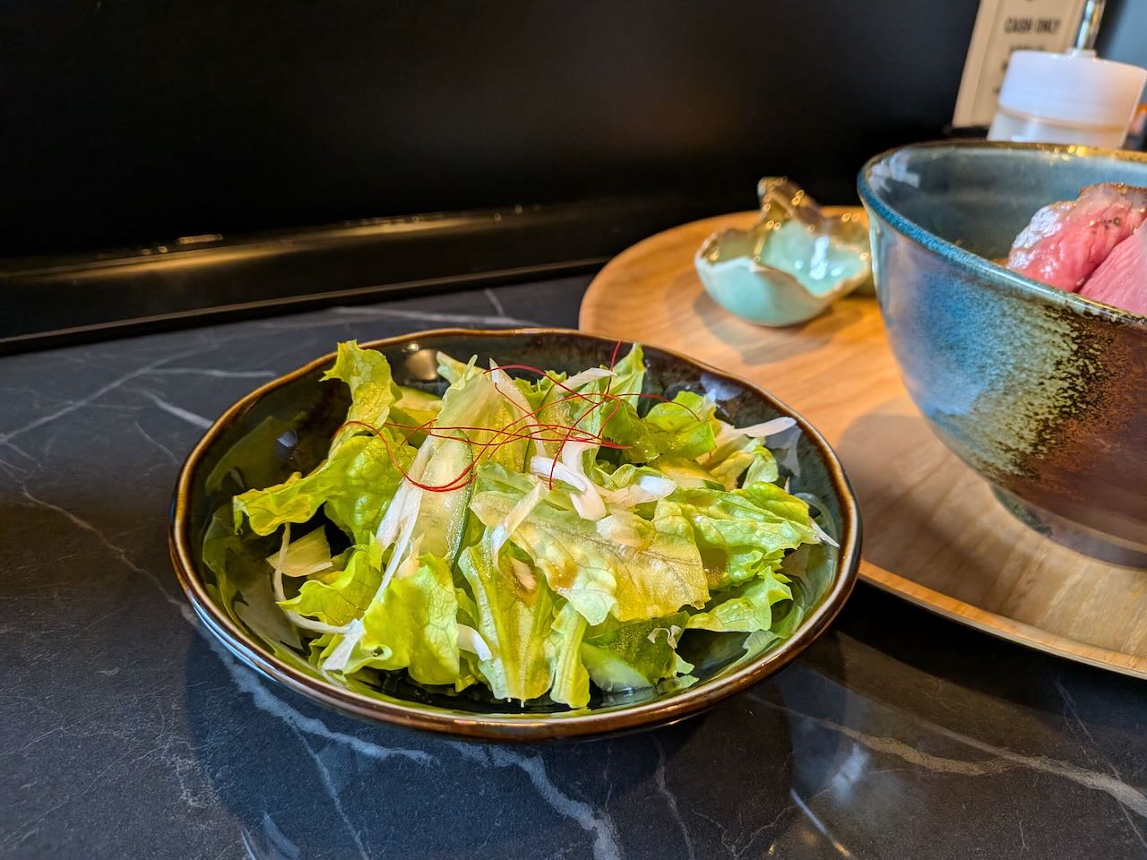 肉丸　肉丸丼　サラダ