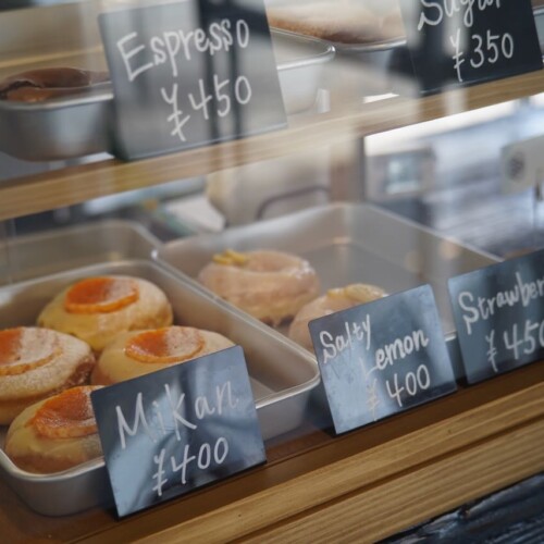 BLUE ROSE COFFEE　カフェ　しまなみ海道　ドーナツ　店内　ドーナツディスプレイ