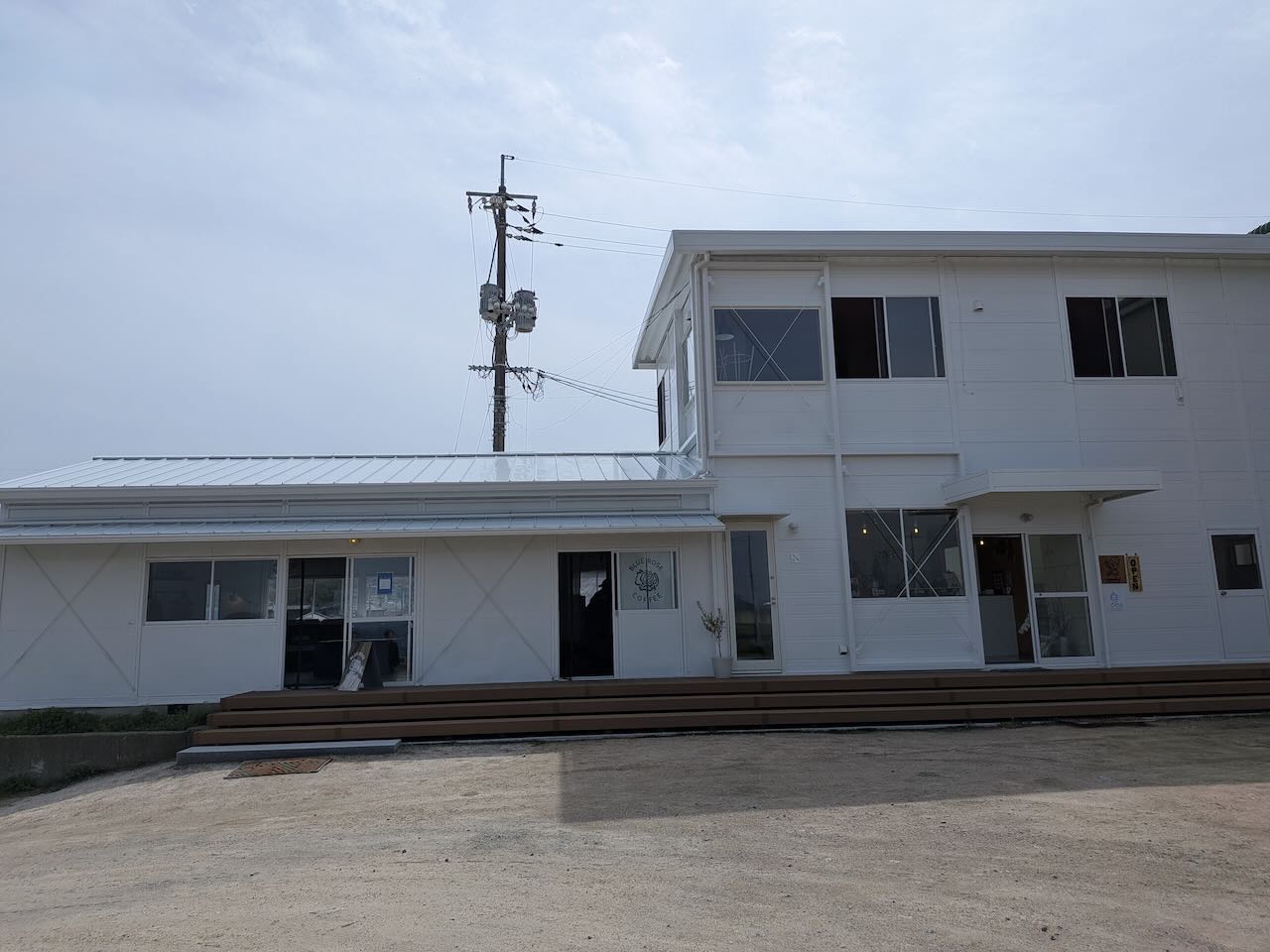 BLUE ROSE COFFEE　カフェ　しまなみ海道　ドーナツ　外観